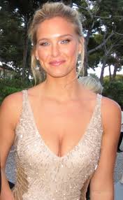 How tall is Bar Refaeli?